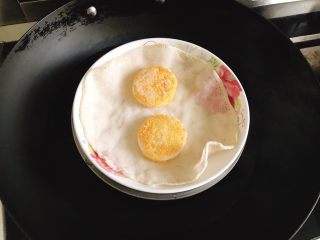 咸味南瓜饼,想给小孩子吃又怕上火，可蒸着吃。在碗里放一块湿的蒸布，将南瓜饼放上去隔水蒸15分钟。