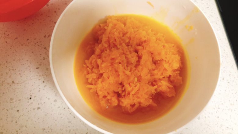 咸味南瓜饼,将炒好的南瓜装碗里凉至40～50度不烫手的状态。