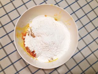 咸味南瓜饼,倒入中筋面粉和水磨糯米粉，不用再额外加水进去。