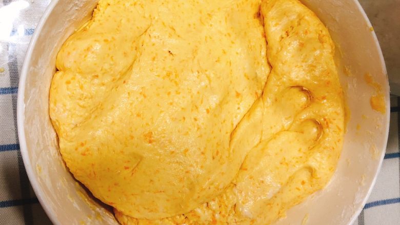 咸味南瓜饼,将面粉与南瓜揉成如图所示光滑不粘手状态。