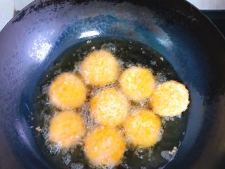 咸味南瓜饼,放入南瓜饼后转中火炸至金黄即可出锅，中间需翻面2～3次。