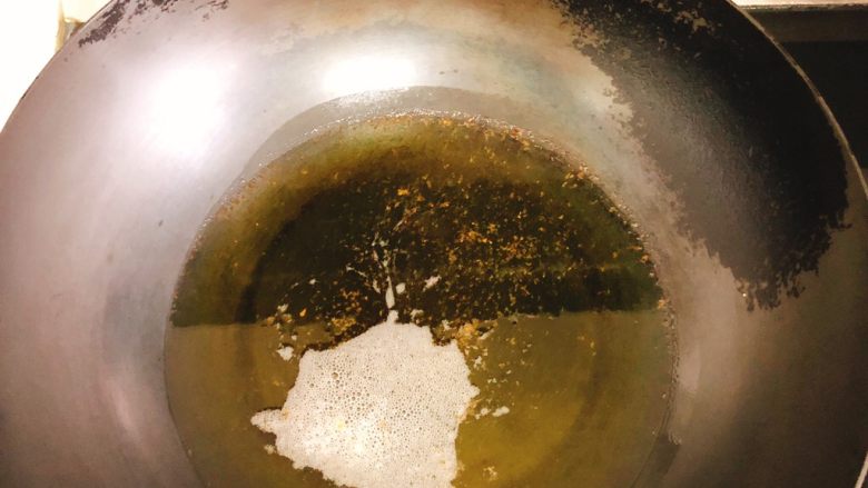 咸味南瓜饼,还可以炸着吃。锅里倒入1碗油，大火烧至冒泡。