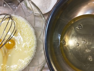 枣泥蛋糕,分次加入2个蛋黄搅拌均匀