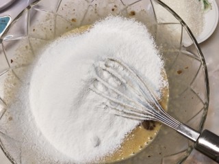枣泥蛋糕,筛入低筋面粉搅拌均匀