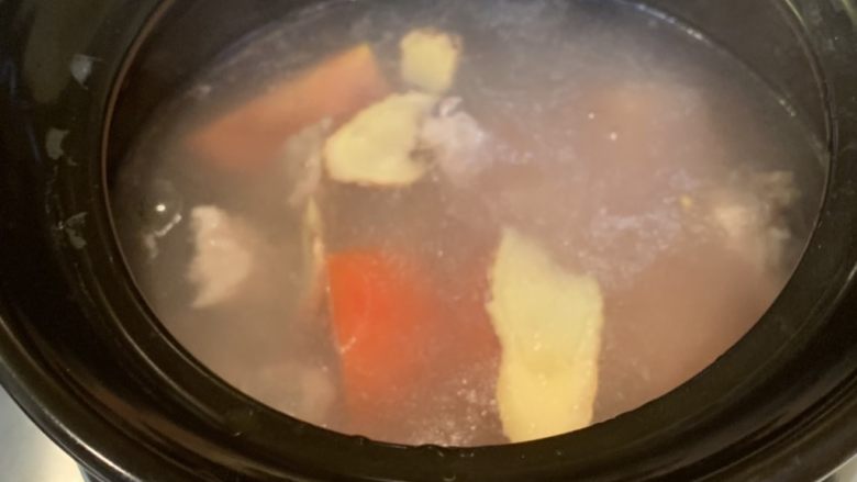 西红柿排骨汤,放入番茄，盖上锅盖，大火煮滚后，转小火炖1个小时，出锅前放入适量盐