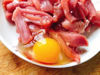 糖醋里脊肉-宴请、过年过节必备菜,打入1个鸡蛋到肉里。