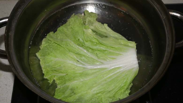 百财福袋,将白菜叶放入开水中焯烫变软，捞出沥去水份备用。