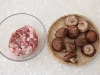 香菇酿肉,准备香菇，可以用新鲜的香菇，也可以选择干香菇。