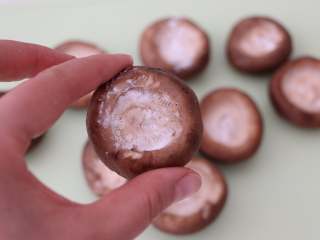 香菇酿肉,香菇上薄薄的拍一些干淀粉。