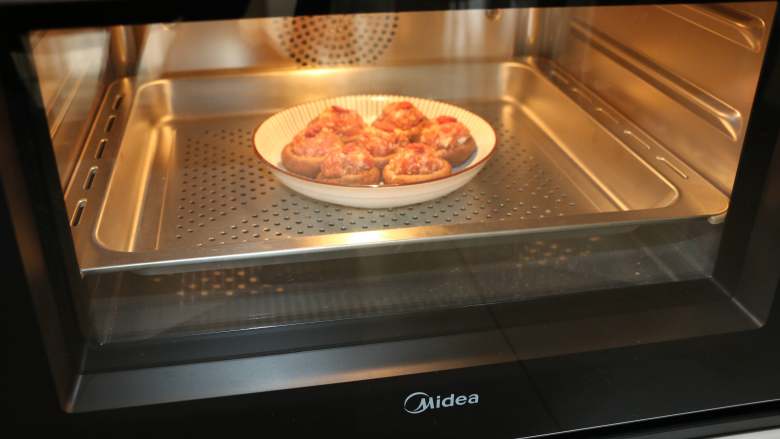 香菇酿肉,蒸烤箱的水盒中加满水，选择鲜嫩纯蒸功能，蒸15分钟左右即可。