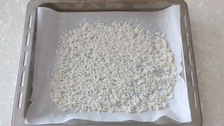 香菇糯米烧麦,蒸盘里铺一张油纸，将浸泡好的糯米薄薄的铺在蒸盘上。