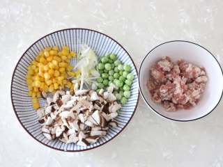 香菇糯米烧麦,准备配料，香菇切小丁、猪肉馅、葱花、玉米粒、豌豆粒。