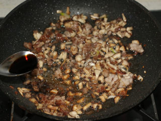 香菇糯米烧麦,加入蚝油、老抽、糖、盐翻炒。