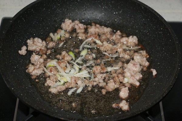 香菇糯米烧麦,锅内倒入适量食用油，煸香葱花，放入猪肉馅翻炒。