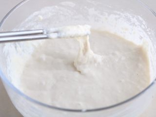 西兰花鸡蛋饼,面粉放入大碗里，加入适量清水，拌成浓稠的面糊；
