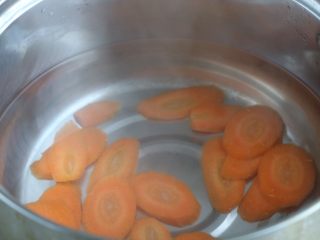 西兰花鸡蛋饼,胡萝卜开水焯水1分钟；