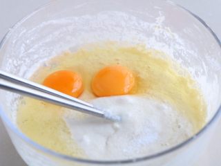 西兰花鸡蛋饼,加入2个鸡蛋、适量盐搅拌均匀；