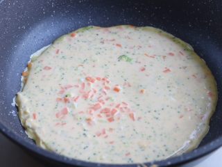 西兰花鸡蛋饼,平底锅刷一层植物油，倒入适量面糊使之铺满整个锅底；