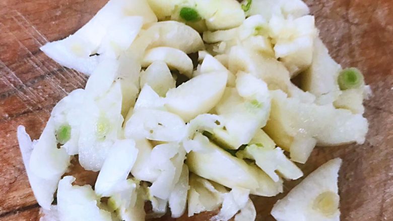 磷虾煸莴笋叶,蒜去皮洗净切片