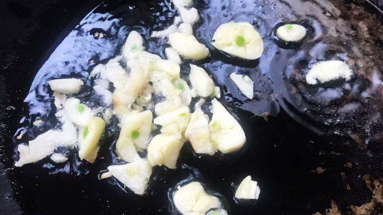 磷虾煸莴笋叶,锅中倒入底油加热放入蒜片爆香