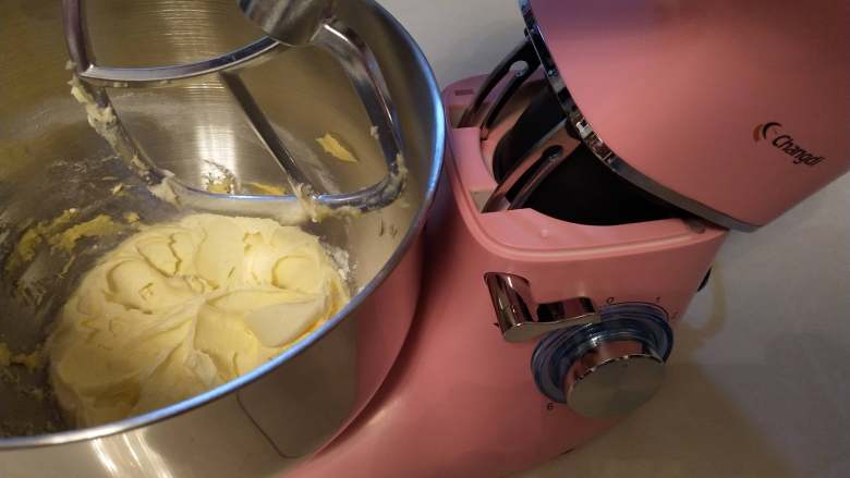 麻辣花生曲奇花,黄油室温软化，放到Q萌厨师机的搅拌桶中，加80克糖粉，打至黄油颜色发白即可