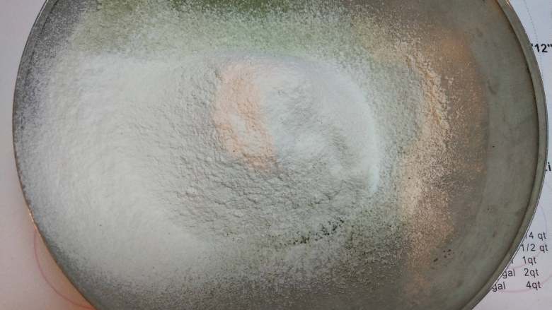 麻辣花生曲奇花,另外一份筛入低筋面粉和抹茶粉，拌匀成抹茶面糊