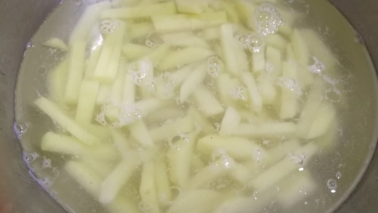 家常菜#牛肉炒蒜苗土豆#,切好的土豆用清水洗一下，去掉淀粉。