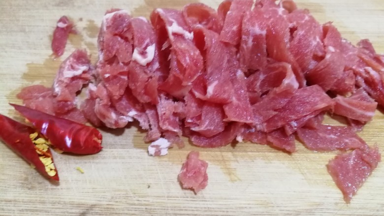 家常菜#牛肉炒蒜苗土豆#,牛肉切片。准备朵椒切开。