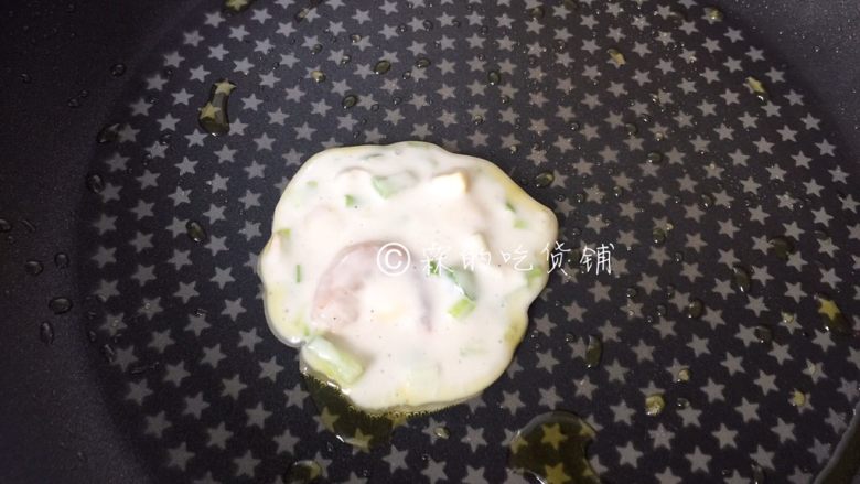 玉米虾仁水晶小软饼,锅里刷上一层薄油，舀一勺面糊的混合物下去，小火慢煎
