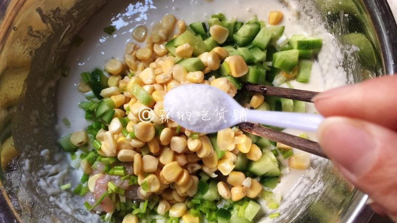 玉米虾仁水晶小软饼,把黄瓜丁等食材一起放入拌好的面糊中，再加入盐