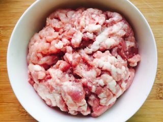 舌尖上的美食+紫菜肉丸子,前腿肉洗干净剁成肉末