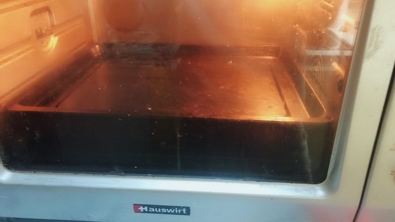 杨扬佳带你体验不一样的戚风蛋糕——葱油戚风蛋糕,烤箱预热160℃。