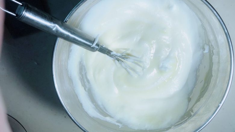 杨扬佳带你体验不一样的戚风蛋糕——葱油戚风蛋糕,用打蛋器迅速拌匀，其余蛋白分两次加入，并迅速搅拌均匀。