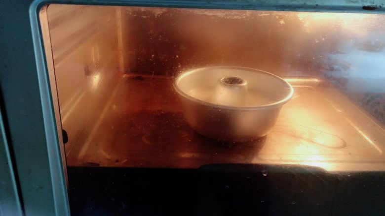杨扬佳带你体验不一样的戚风蛋糕——葱油戚风蛋糕,上下火160℃烤20分钟。