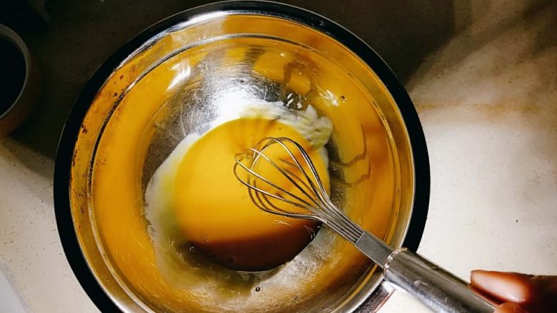杨扬佳带你体验不一样的戚风蛋糕——葱油戚风蛋糕,蛋黄敲碎。