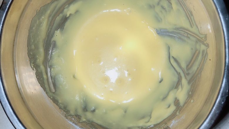 杨扬佳带你体验不一样的戚风蛋糕——葱油戚风蛋糕,筛入面粉拌至无颗粒。