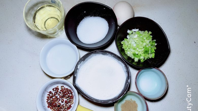 杨扬佳带你体验不一样的戚风蛋糕——葱油戚风蛋糕,准备材料。
