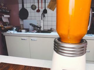 韩式南瓜粥,蒸好的南瓜放凉 加入水 倒入榨汁机打匀 