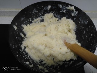 炸菜角,水倒入锅中，水开后关火，倒入面粉用擀面杖搅拌均匀。