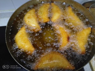 炸菜角,锅中放入适量油，油温7层热，放入菜角胚，炸至两面金黄。