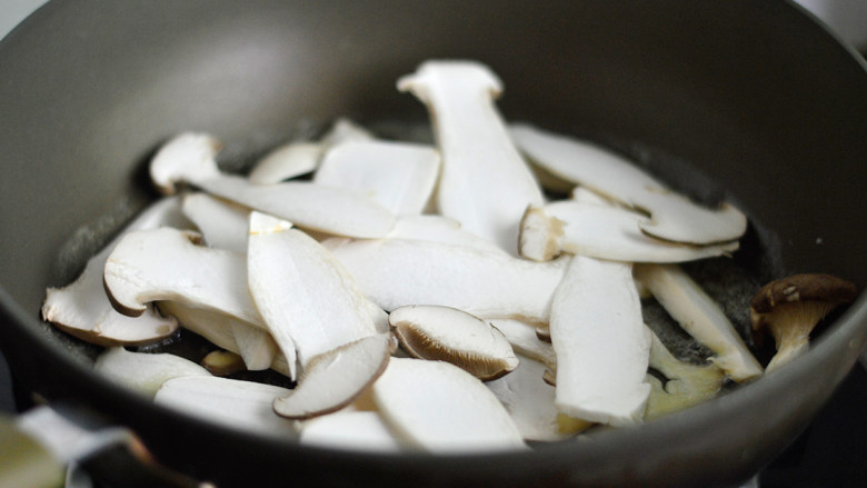 黑椒黄油杏鲍菇,用筷子将杏鲍菇铺开，均匀的煎制