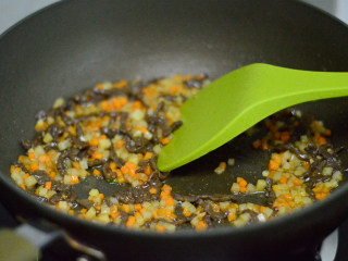 牛肉杂蔬炒饭,再加入胡萝卜和土豆丁，翻炒至断生