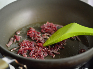 牛肉杂蔬炒饭,锅里烧热油，下牛肉丝炒制