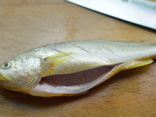 清蒸黄花鱼,黄花鱼处理干净，在表皮划几道