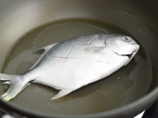 洋葱烧鲳鱼,锅里倒入少许油，放入鲳鱼中火慢煎