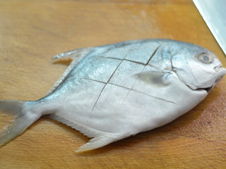 洋葱烧鲳鱼,鲳鱼处理干净，在表皮划十字刀