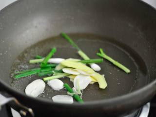 洋葱烧鲳鱼,用锅里的底油爆香葱姜蒜