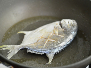 洋葱烧鲳鱼,煎至一面焦黄后翻转煎另外一面