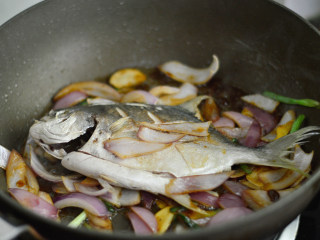 洋葱烧鲳鱼,加入鲳鱼，翻拌一下