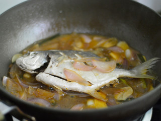 洋葱烧鲳鱼,倒入水，煮开后转小火焖煮约10分钟
